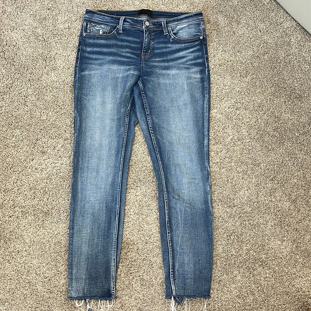 Buckle Black #256 mid-rise, dark wash distressed jean Women’s Sz 30 Inseam 28”